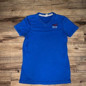 blue Hollister t-shirt